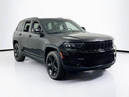 Diamond Black Crystal Pearlcoat 2023 Jeep Grand Cherokee Altitude
