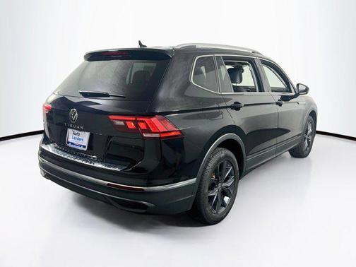 Deep Black Pearl 2023 Volkswagen Tiguan 2.0T SE