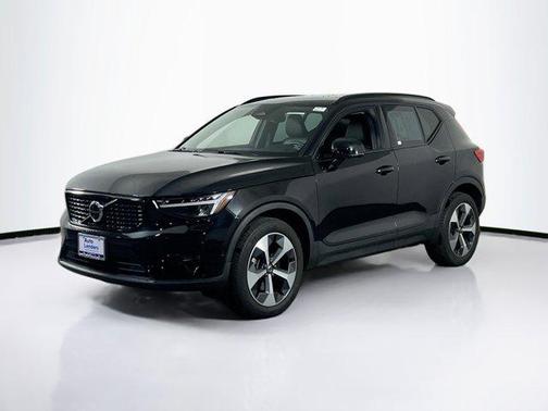 2023 Volvo XC40 B5 Plus Dark Theme