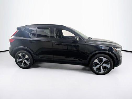 2023 Volvo XC40 B5 Plus Dark Theme