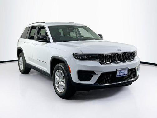 Bright White Clearcoat 2023 Jeep Grand Cherokee Laredo