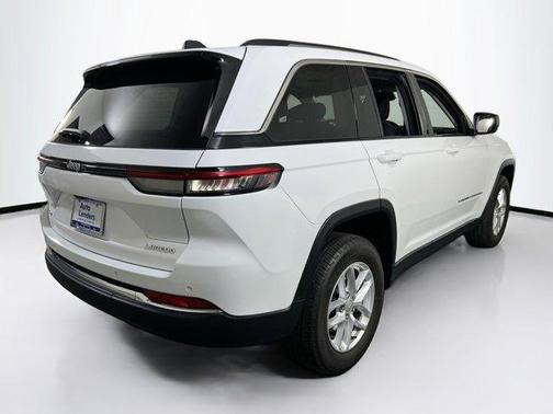 Bright White Clearcoat 2023 Jeep Grand Cherokee Laredo