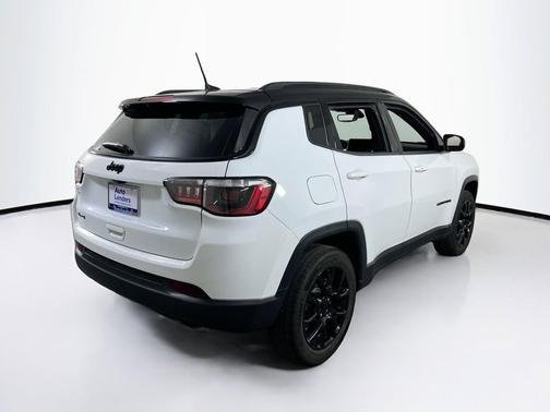 Bright White Clearcoat 2022 Jeep Compass Latitude