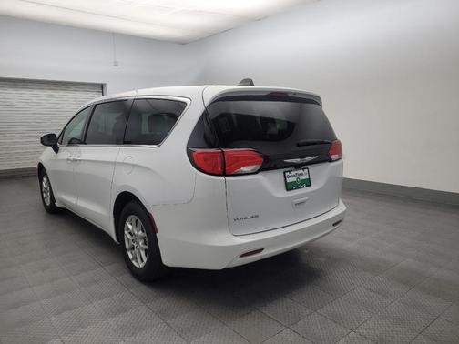 Bright White Clearcoat 2022 Chrysler Voyager LX