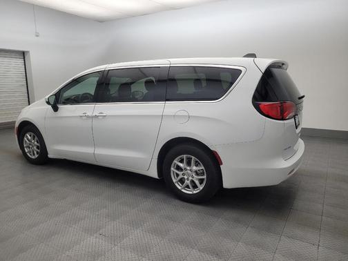 Bright White Clearcoat 2022 Chrysler Voyager LX