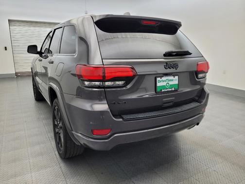 Granite Crystal Metallic Clearcoat 2017 Jeep Grand Cherokee Altitude