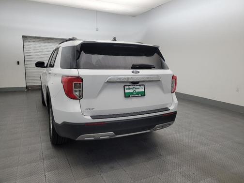 White 2023 Ford Explorer XLT