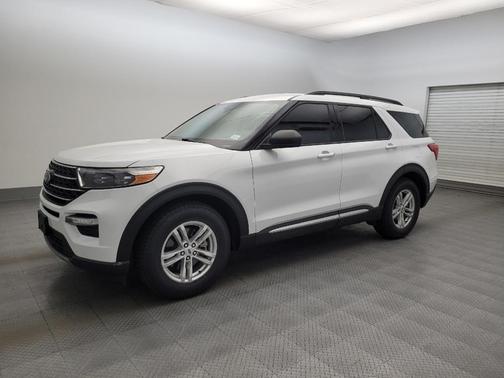 White 2023 Ford Explorer XLT