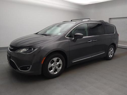 Granite Crystal Metallic Clearcoat 2017 Chrysler Pacifica Touring-L