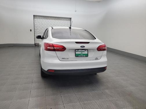 Oxford White 2018 Ford Focus SE