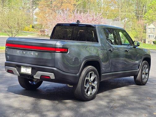 LA Silver 2024 Rivian R1T Adventure