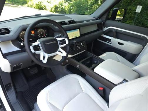 2023 Land Rover Defender 90 SE