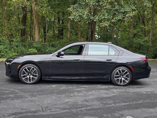 Black Sapphire Metallic 2023 BMW i7 xDrive60
