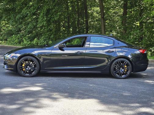 Nero Ribelle Metallic 2023 Maserati Ghibli Modena