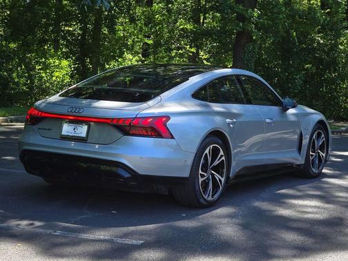 Florett Silver Metallic 2022 Audi e-tron GT Prestige