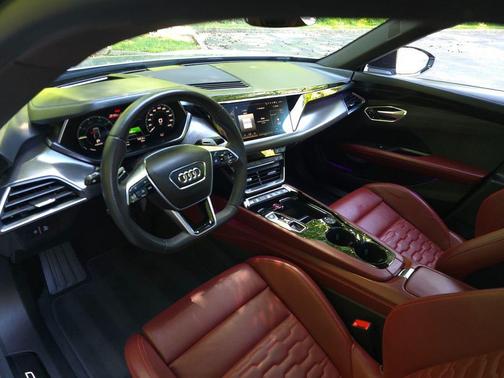 Florett Silver Metallic 2022 Audi e-tron GT Prestige