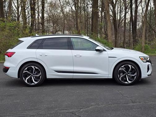 2024 Audi Q8 e-tron Premium Plus