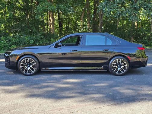 Black Sapphire Metallic 2024 BMW i7 eDrive50