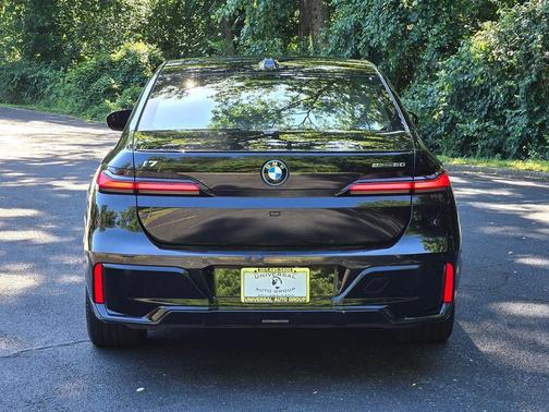 Black Sapphire Metallic 2024 BMW i7 eDrive50
