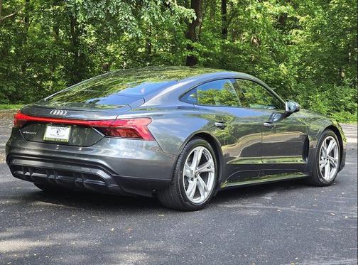 Daytona Gray Pearl Effect 2023 Audi e-tron GT Premium Plus quattro
