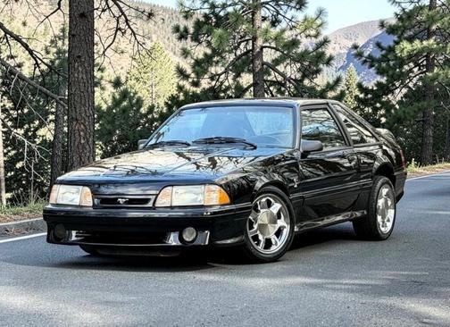 1993 Ford Mustang ONLY 3 owners - CLEAN CARFAX  -32k miles