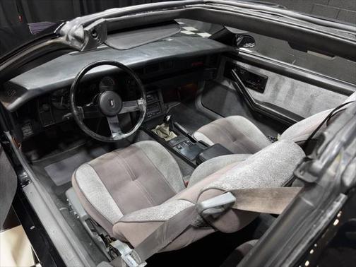1986 Chevrolet Camaro IROC Z/28 T TOPS 5 SPEED