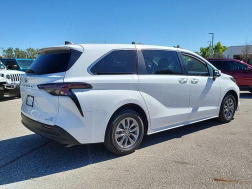 2024 Toyota Sienna LE