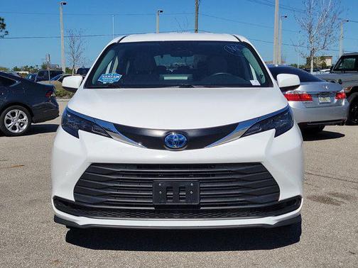2024 Toyota Sienna LE