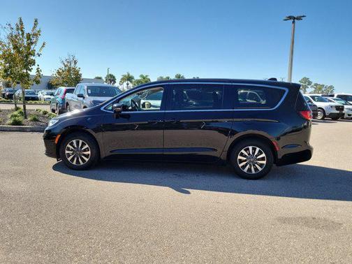2024 Chrysler Pacifica Hybrid Select