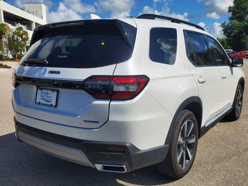 2025 Honda Pilot Touring 8-Passenger