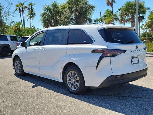 2024 Toyota Sienna LE