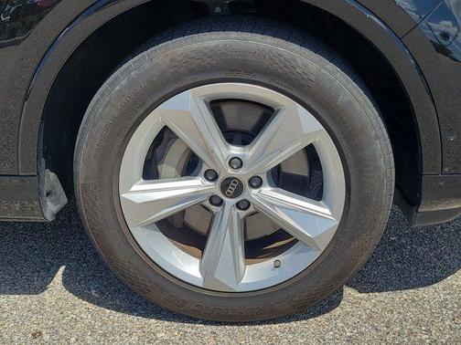 Mythos Black Metallic 2024 Audi Q7 45 Premium Plus