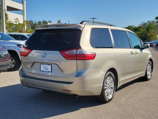 2017 Toyota Sienna XLE