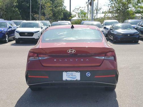 2024 Hyundai ELANTRA SE