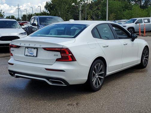 2022 Volvo S60 T5 Momentum