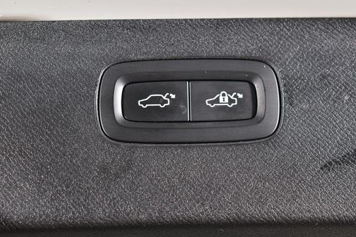 2017 Volvo XC90 T6 Momentum