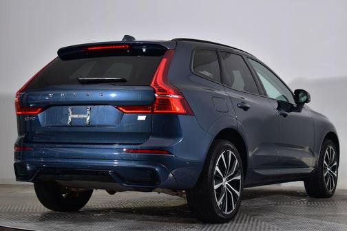 2023 Volvo XC60 Recharge Plug-In Hybrid T8 Plus Dark Theme