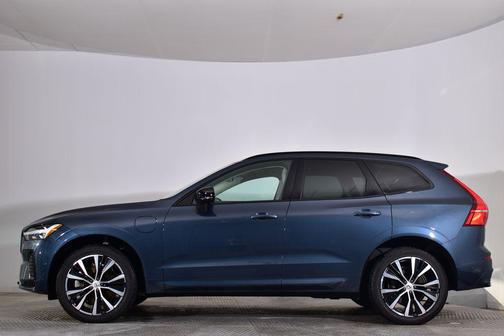 2023 Volvo XC60 Recharge Plug-In Hybrid T8 Plus Dark Theme