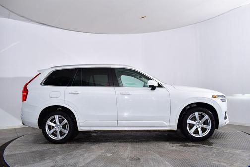 2021 Volvo XC90 T6 Momentum