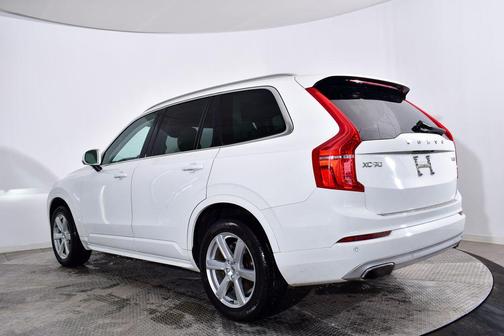2021 Volvo XC90 T6 Momentum