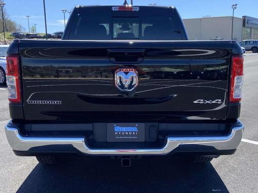 Diamond Black Crystal Pearlcoat 2022 RAM 1500 Big Horn/Lone Star