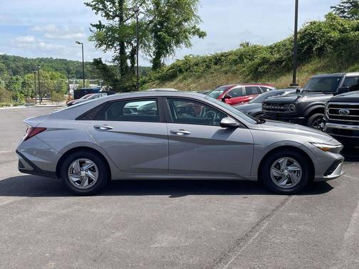 Fluid Metal 2024 Hyundai ELANTRA SE