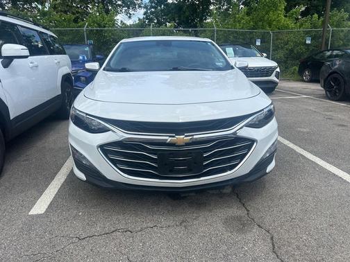 Summit White 2025 Chevrolet Malibu FWD 1LT