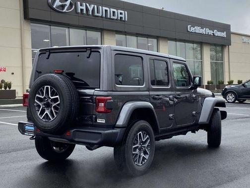 2025 Jeep Wrangler 4-Door Sahara 4x4