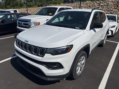 Bright White Clearcoat 2024 Jeep Compass Latitude
