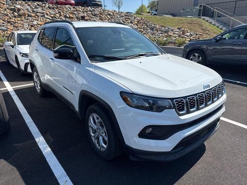 Bright White Clearcoat 2024 Jeep Compass Latitude