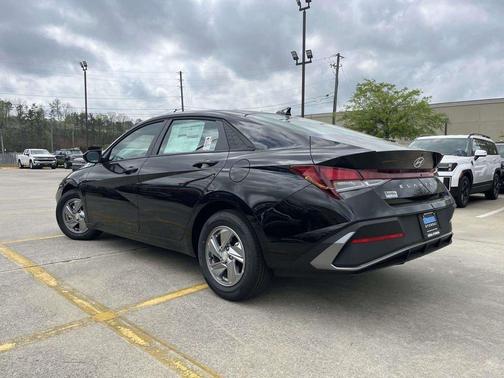 Abyss Black 2026 Hyundai ELANTRA SE