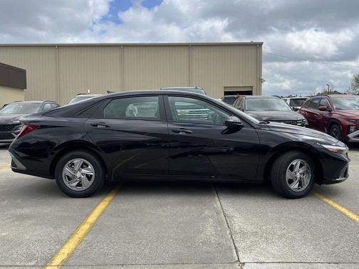Abyss Black 2026 Hyundai ELANTRA SE