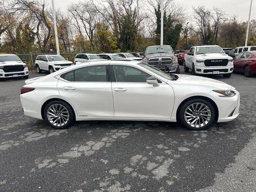2022 Lexus ES 300h Luxury
