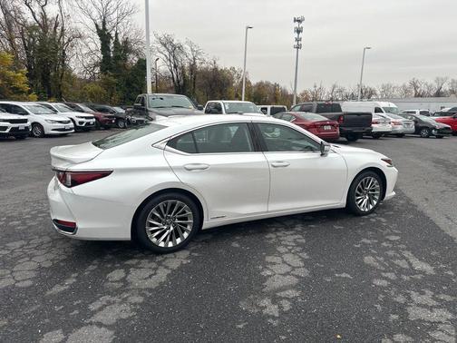 2022 Lexus ES 300h Luxury